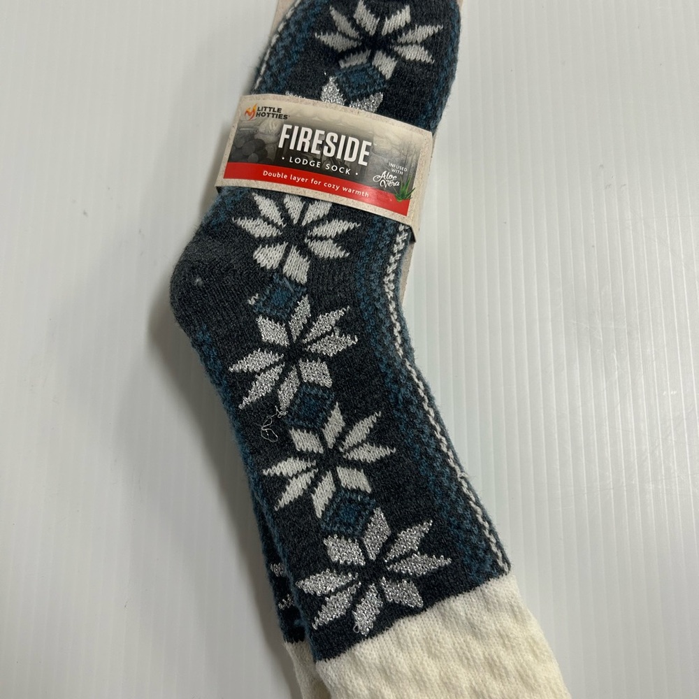 LITTLE HOTTIES FIRESIDE LODGE SOCKS INFUSED WITH ALOE VERA WOMENS SIZE 5-10 NWT
